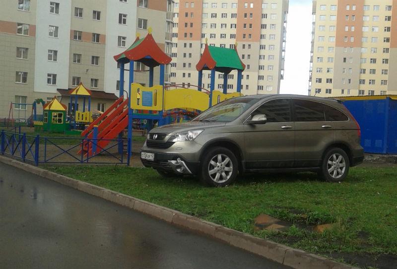 Что делать с парковкой на детской площадке или газоне