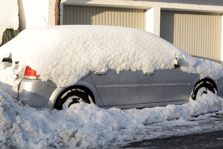 Что делать, если на машину упал снег с крыши?
