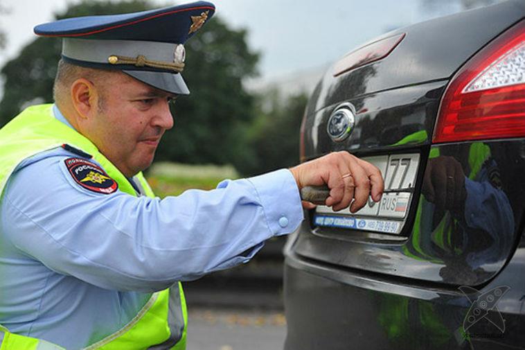 Путин подписал указ о запрете сотрудникам ГИБДД снимать номерные знаки с автомобилей