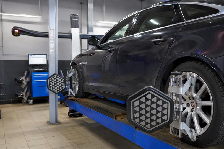 Почему Jaguar уводит в сторону: основные причины и когда нужен сход-развал