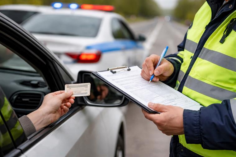 Штраф по 11.3 ПДД и статья 12.15 КоАП: что делать, если составили протокол