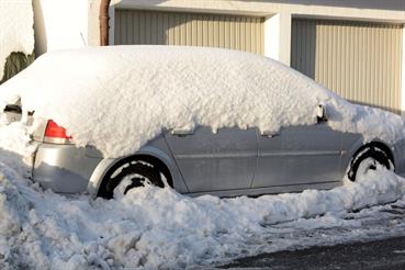 Что делать, если на машину упал снег с крыши?