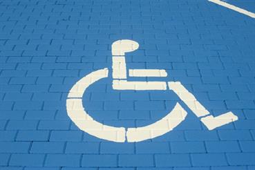 Положен ли знак Инвалид для 3 группы по ПДД? Как его получить и какие есть привилегии?