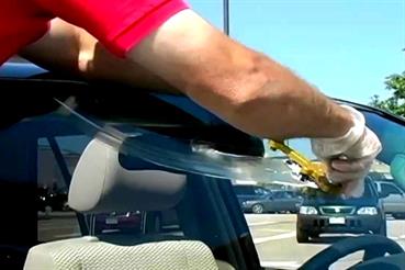 Как самостоятельно убрать трещину на лобовом стекле автомобиля?