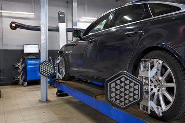 Почему Jaguar уводит в сторону: основные причины и когда нужен сход-развал